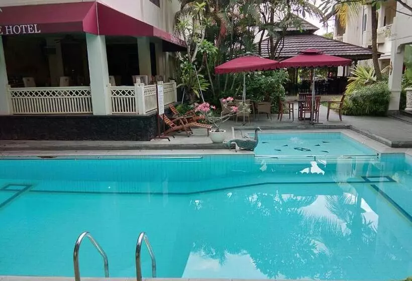 Отель Indah Palace Yogyakarta