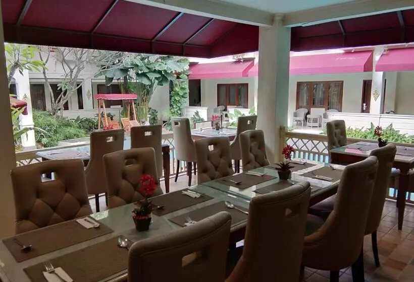 Отель Indah Palace Yogyakarta