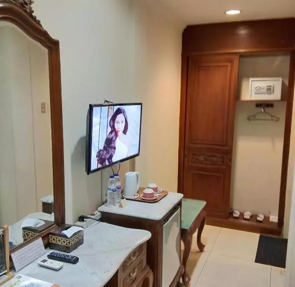 Отель Indah Palace Yogyakarta