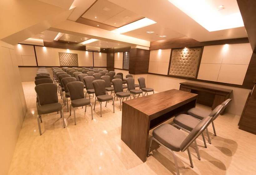 호텔 Le Grande Mumbai International Airport