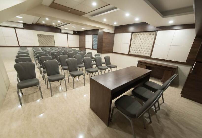 호텔 Le Grande Mumbai International Airport