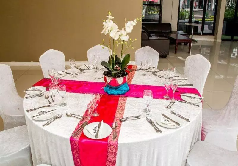 هتل The Square Boutique By Misty Blue S