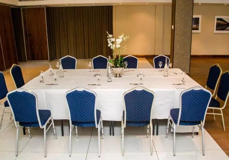 هتل The Square Boutique By Misty Blue S