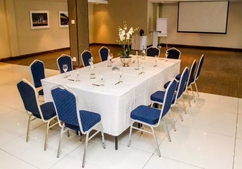 هتل The Square Boutique By Misty Blue S