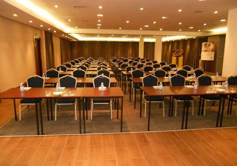 هتل The Square Boutique By Misty Blue S