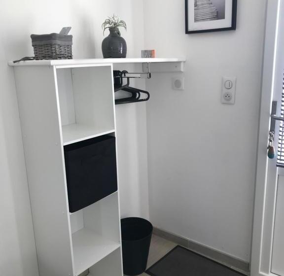 تختخواب و صبحانه La Rose Des Vents