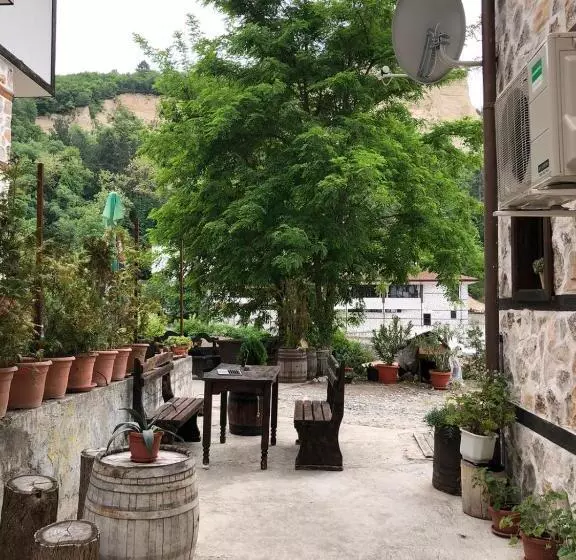 Majatalo Guesthouse White Margarit