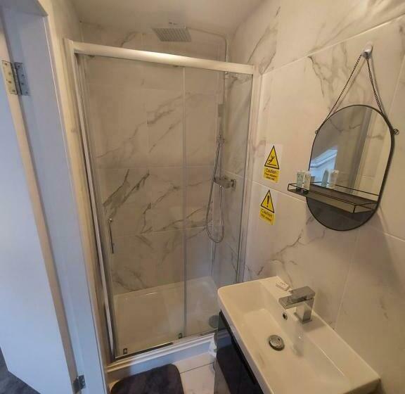 پانسیون Maze Serviced Apartment