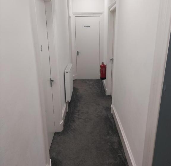 پانسیون Maze Serviced Apartment