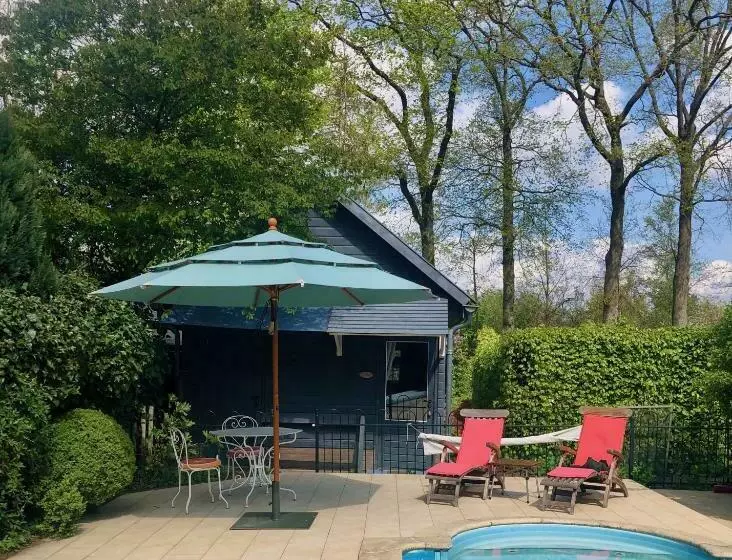 تختخواب و صبحانه The Pool House