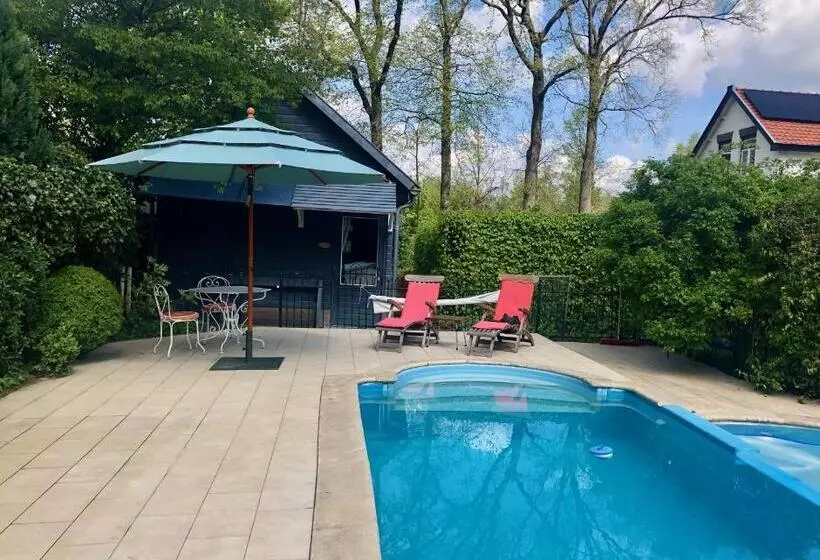 تختخواب و صبحانه The Pool House