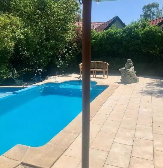 تختخواب و صبحانه The Pool House