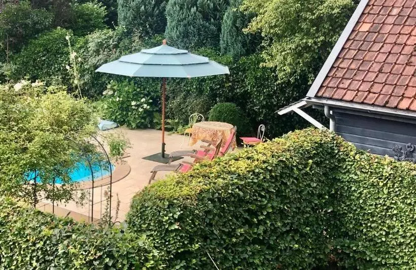 تختخواب و صبحانه The Pool House