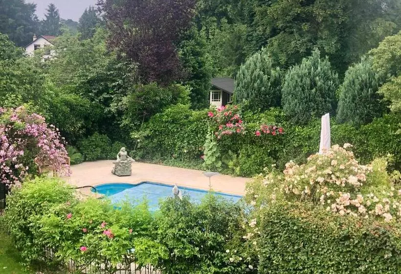تختخواب و صبحانه The Pool House