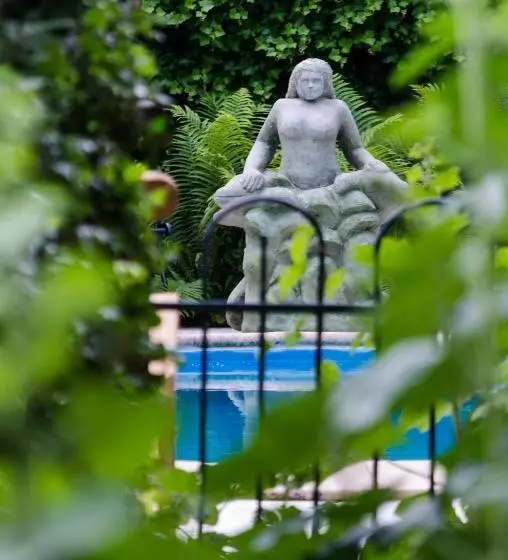 تختخواب و صبحانه The Pool House