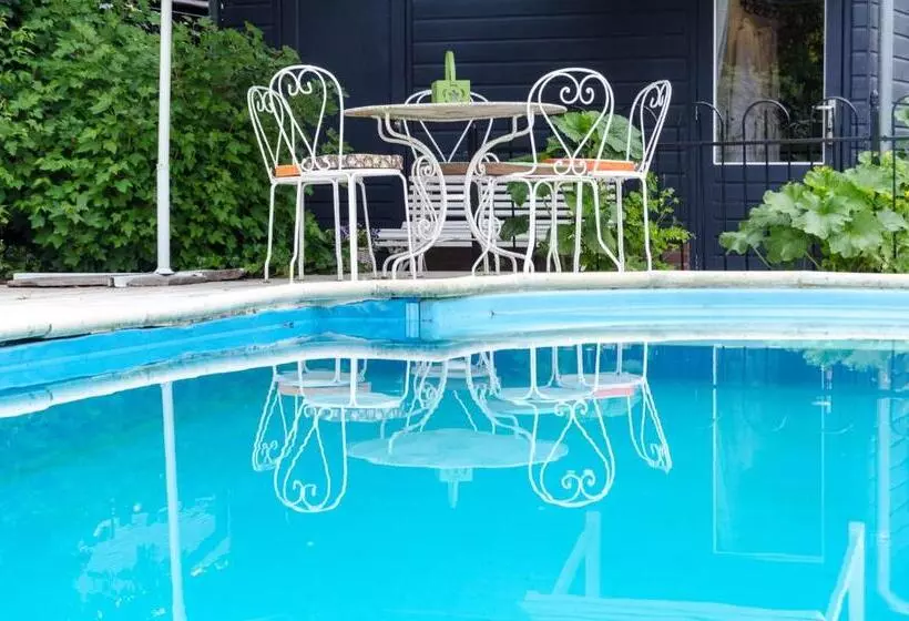 تختخواب و صبحانه The Pool House