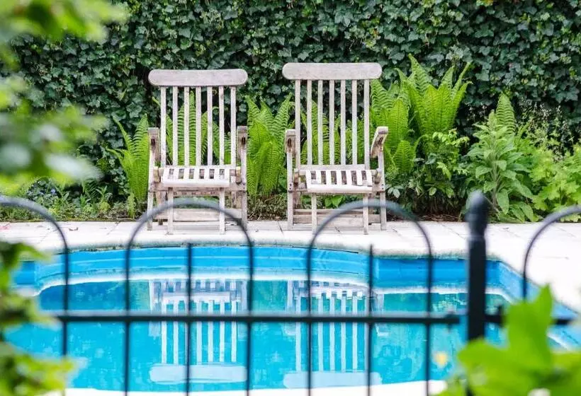 تختخواب و صبحانه The Pool House
