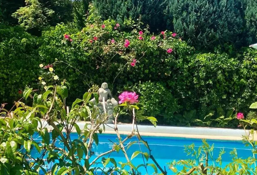 تختخواب و صبحانه The Pool House