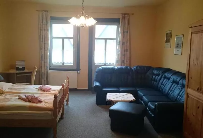 Hotelli Gaststätte Und Pension Felsenthal