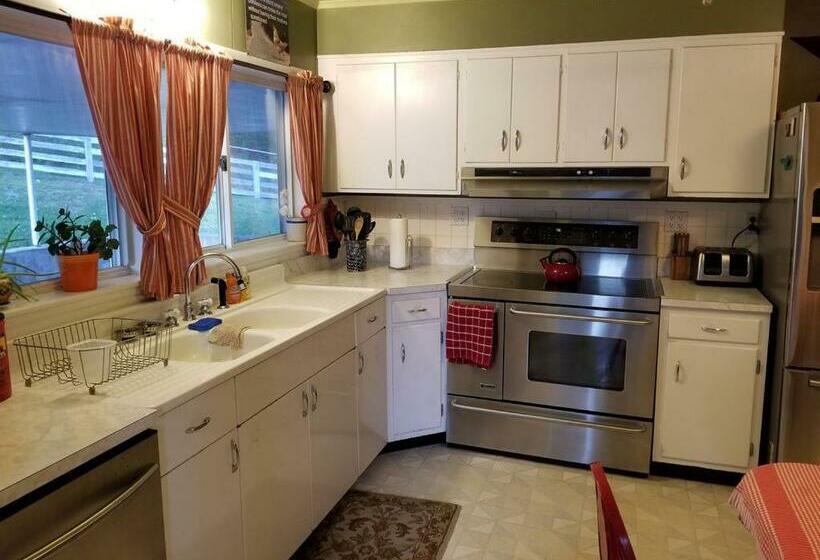 צימר Awesome Flat Top Farmhouse