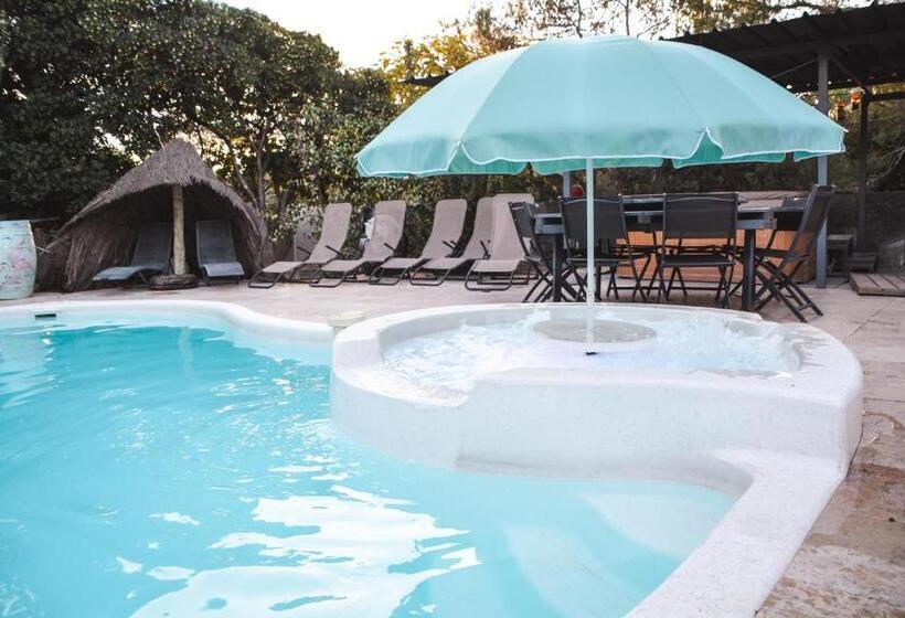 ペンション La Yourte De Nîmes, Spa , Jacuzzi Chalet Logement Insolite