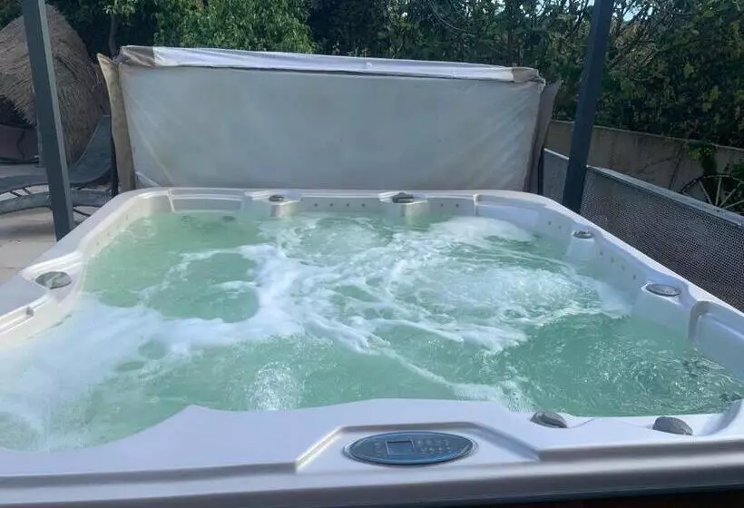 Majatalo La Yourte De Nîmes, Spa , Jacuzzi Chalet Logement Insolite
