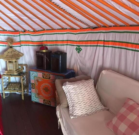 ペンション La Yourte De Nîmes, Spa , Jacuzzi Chalet Logement Insolite