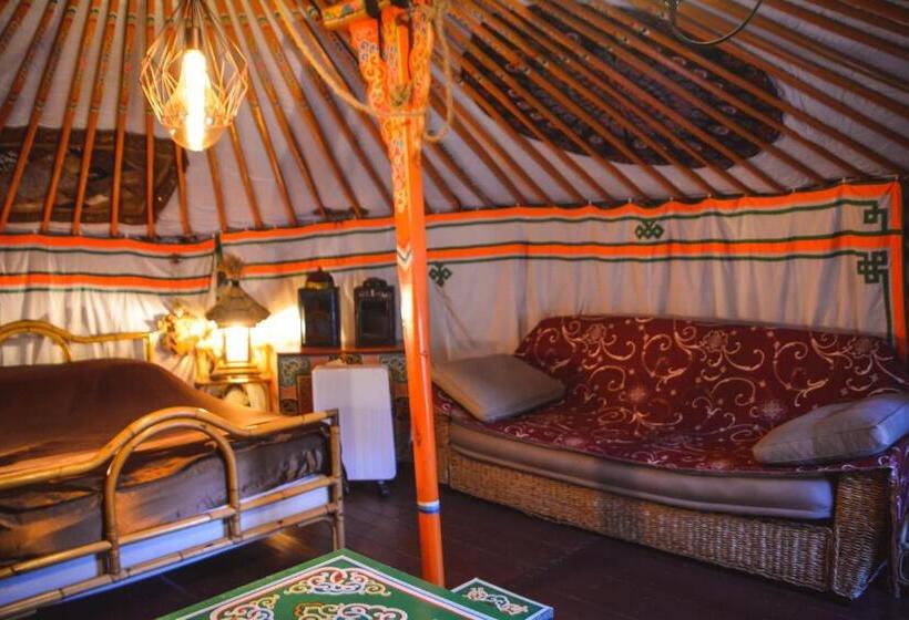 ペンション La Yourte De Nîmes, Spa , Jacuzzi Chalet Logement Insolite