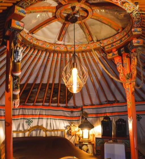 ペンション La Yourte De Nîmes, Spa , Jacuzzi Chalet Logement Insolite