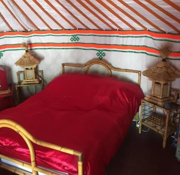 ペンション La Yourte De Nîmes, Spa , Jacuzzi Chalet Logement Insolite