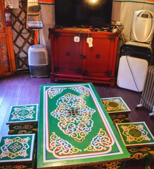 ペンション La Yourte De Nîmes, Spa , Jacuzzi Chalet Logement Insolite