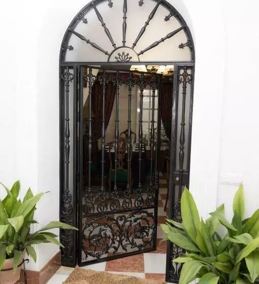 تختخواب و صبحانه Boutique House Lujopobre