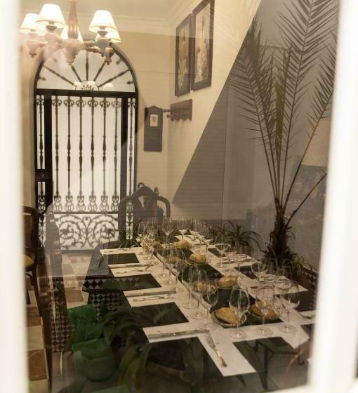 تختخواب و صبحانه Boutique House Lujopobre