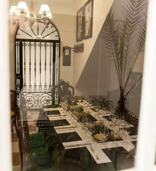 تختخواب و صبحانه Boutique House Lujopobre