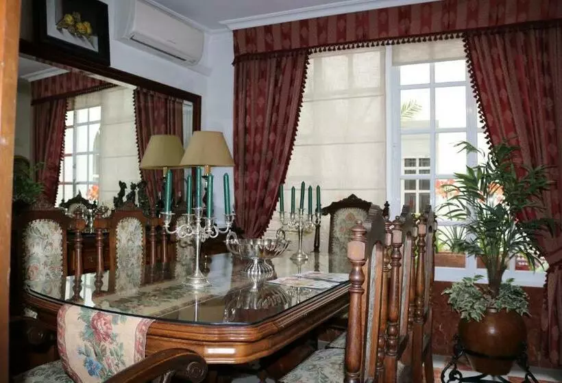 تختخواب و صبحانه Boutique House Lujopobre