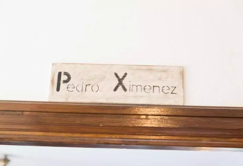 تختخواب و صبحانه Boutique House Lujopobre