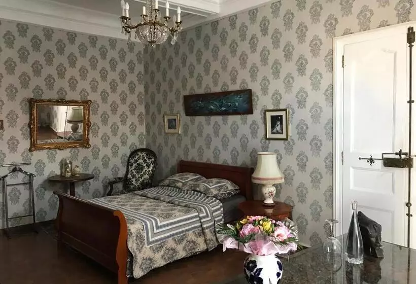 ペンション Chez Les Artistes