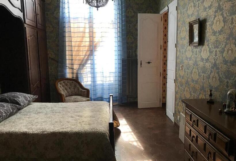 פנסיון Chez Les Artistes