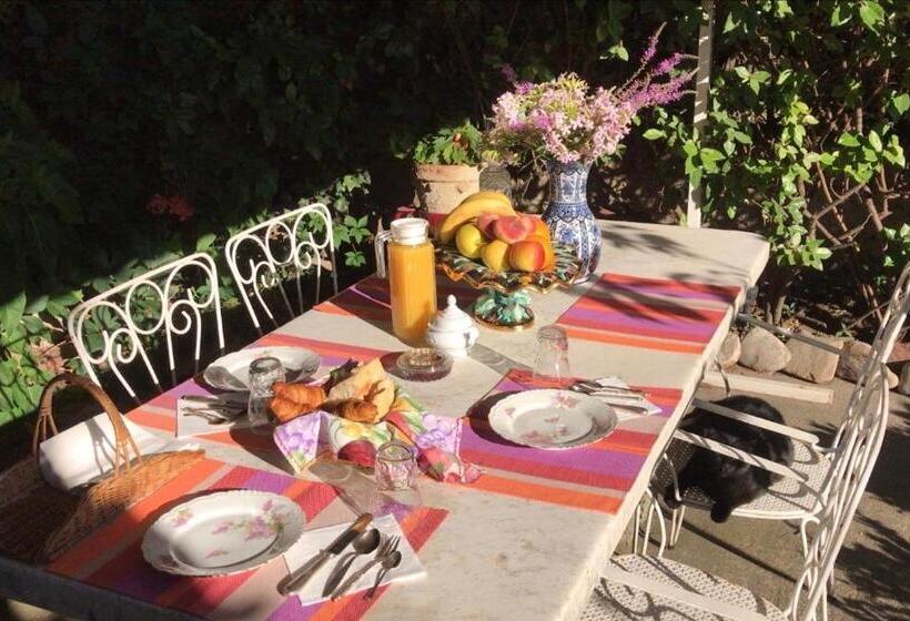 פנסיון Chez Les Artistes