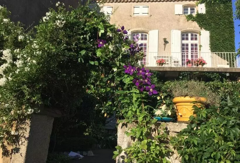 ペンション Chez Les Artistes