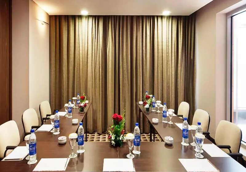 Отель Oaks Liwa Executive Suites