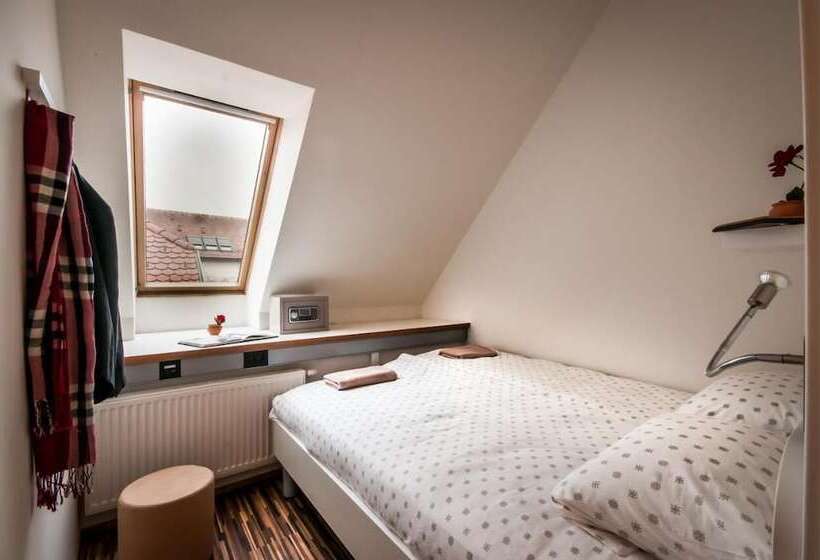 تختخواب و صبحانه Cube Central Rooms For 2