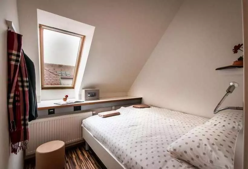 تختخواب و صبحانه Cube Central Rooms For 2