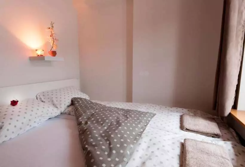 تختخواب و صبحانه Cube Central Rooms For 2