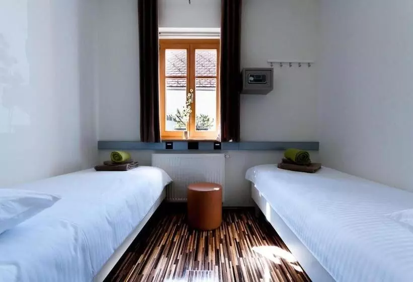 تختخواب و صبحانه Cube Central Rooms For 2