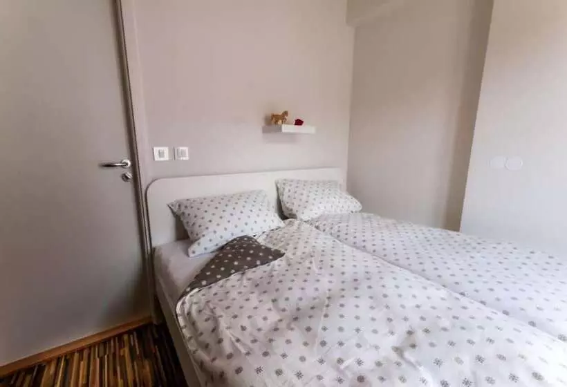 تختخواب و صبحانه Cube Central Rooms For 2