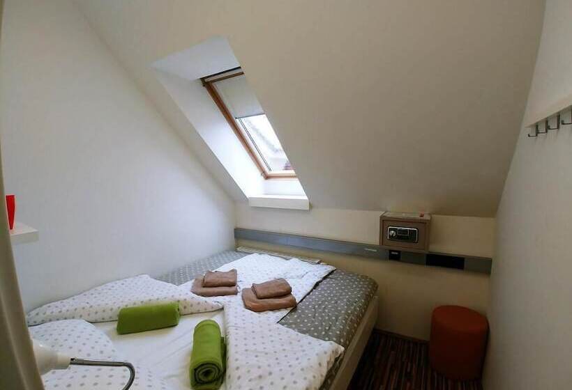 تختخواب و صبحانه Cube Central Rooms For 2