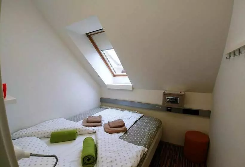 تختخواب و صبحانه Cube Central Rooms For 2