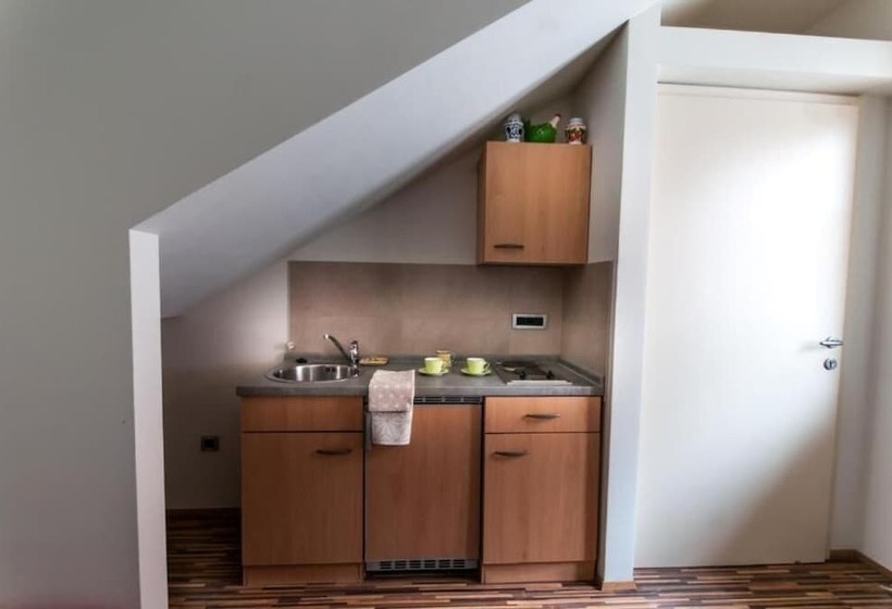 تختخواب و صبحانه Cube Central Rooms For 2