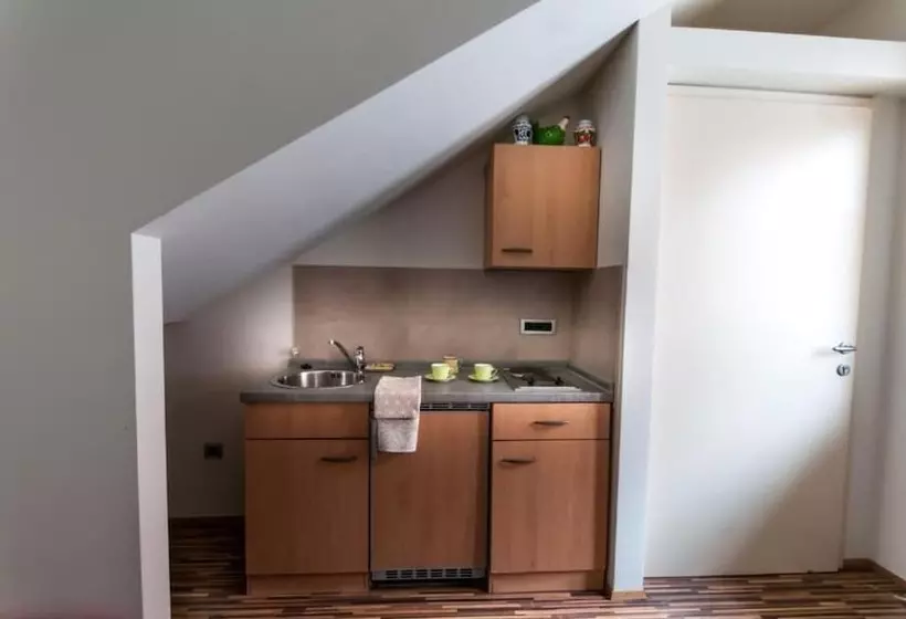 تختخواب و صبحانه Cube Central Rooms For 2